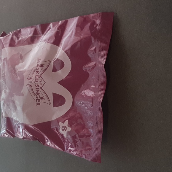 Mcdonald's Masked Singer Who Am I? 2023 Collectible Toy #6 Sometimes Barefoot - Picture 6 of 6